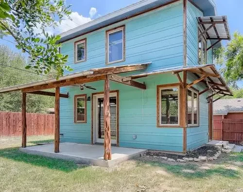 702 W Crestland Drive