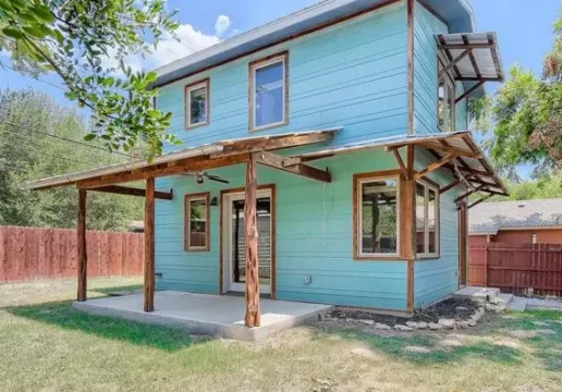 702 W Crestland Drive
